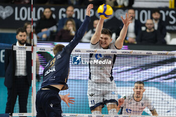 2023-12-17 - Block of Theo Faure of Cisterna Volley during the match between Rana Verona and Cisterna Volley, regular season of the SuperLega Italian Volleyball Championship 2023/2024, at Pala AGSM-AIM in Verona, Italy on December 17, 2023. - RANA VERONA VS CISTERNA VOLLEY - SUPERLEAGUE SERIE A - VOLLEYBALL