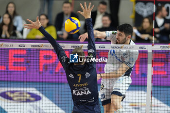 2023-12-17 - Spike of Efe Bayram of Cisterna Volley during the match between Rana Verona and Cisterna Volley, regular season of the SuperLega Italian Volleyball Championship 2023/2024, at Pala AGSM-AIM in Verona, Italy on December 17, 2023. - RANA VERONA VS CISTERNA VOLLEY - SUPERLEAGUE SERIE A - VOLLEYBALL