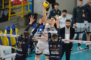 2023-12-17 - Spike of Theo Faure of Cisterna Volley during the match between Rana Verona and Cisterna Volley, regular season of the SuperLega Italian Volleyball Championship 2023/2024, at Pala AGSM-AIM in Verona, Italy on December 17, 2023. - RANA VERONA VS CISTERNA VOLLEY - SUPERLEAGUE SERIE A - VOLLEYBALL
