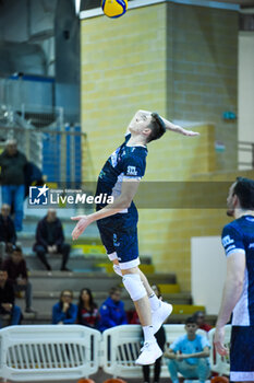 2023-12-26 - Faure Theo Alexandre serve (Cisterna Volley) - CISTERNA VOLLEY VS VERO VOLLEY MONZA - SUPERLEAGUE SERIE A - VOLLEYBALL