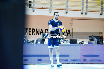 2023-12-26 - Ramon Ferragut Jordi serve (Cisterna Volley) - CISTERNA VOLLEY VS VERO VOLLEY MONZA - SUPERLEAGUE SERIE A - VOLLEYBALL
