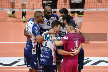 2023-12-26 - Gas Sales Bluenergy Piacenza celebrates the point - VALSA GROUP MODENA VS GAS SALES BLUENERGY PIACENZA - SUPERLEAGUE SERIE A - VOLLEYBALL
