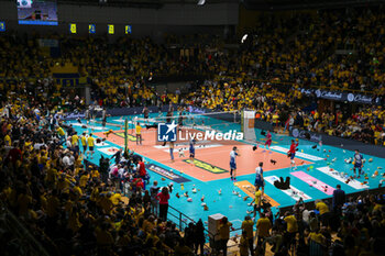 2023-12-26 - Between the second and third sets the fans threw soft toys which were collected and distributed to charity. - VALSA GROUP MODENA VS GAS SALES BLUENERGY PIACENZA - SUPERLEAGUE SERIE A - VOLLEYBALL