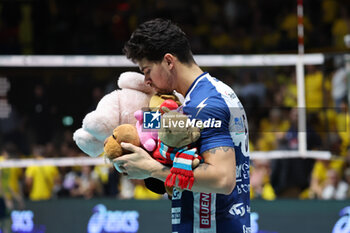 2023-12-26 - Between the second and third sets the fans threw soft toys which were collected and distributed to charity. - VALSA GROUP MODENA VS GAS SALES BLUENERGY PIACENZA - SUPERLEAGUE SERIE A - VOLLEYBALL
