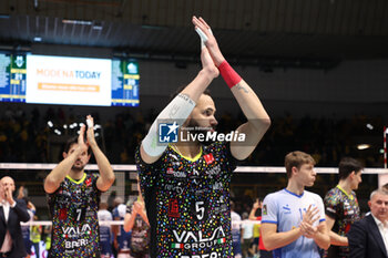 2023-12-26 - Osmany Juantorena (Modena Volley) disappointed at the end of the game - VALSA GROUP MODENA VS GAS SALES BLUENERGY PIACENZA - SUPERLEAGUE SERIE A - VOLLEYBALL