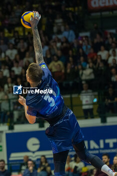 2023-12-30 - Arthur Szwarc (Vero Volley Monza) at servcie - VERO VOLLEY MONZA VS CUCINE LUBE CIVITANOVA - SUPERLEAGUE SERIE A - VOLLEYBALL
