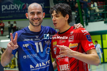 2023-12-30 - Gianluca Galassi (Vero Volley Monza) with Bottolo Mattia (Lube Civitanova) - VERO VOLLEY MONZA VS CUCINE LUBE CIVITANOVA - SUPERLEAGUE SERIE A - VOLLEYBALL