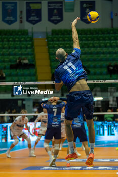 2023-12-04 - Gianluca Galassi (Vero Volley Monza) at service - VERO VOLLEY MONZA VS ALLIANZ MILANO - SUPERLEAGUE SERIE A - VOLLEYBALL