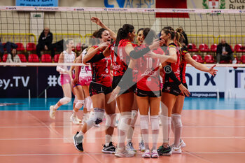 2023-01-18 - UYBA Unet E-Work Busto Arsizio players celebrate during CEV Cup women 2022/23 volleyball match between UYBA Unet E-Work Busto Arsizio and Nova KBM Branik Maribor at E-Work Arena, Busto Arsizio, Italy on January 18, 2023 - E-WORK BUSTO ARSIZIO VS NOVA KBM BRANIK MARIBOR - CEV CUP WOMEN - VOLLEYBALL