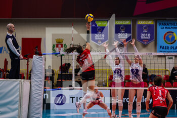 2023-01-18 - Lena Stigrot #10 of UYBA Unet E-Work Busto Arsizio in action during CEV Cup women 2022/23 volleyball match between UYBA Unet E-Work Busto Arsizio and Nova KBM Branik Maribor at E-Work Arena, Busto Arsizio, Italy on January 18, 2023 - E-WORK BUSTO ARSIZIO VS NOVA KBM BRANIK MARIBOR - CEV CUP WOMEN - VOLLEYBALL
