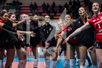 2023-01-18 - UYBA Unet E-Work Busto Arsizio players celebrate the victory at the end of the match during CEV Cup women 2022/23 volleyball match between UYBA Unet E-Work Busto Arsizio and Nova KBM Branik Maribor at E-Work Arena, Busto Arsizio, Italy on January 18, 2023 - E-WORK BUSTO ARSIZIO VS NOVA KBM BRANIK MARIBOR - CEV CUP WOMEN - VOLLEYBALL