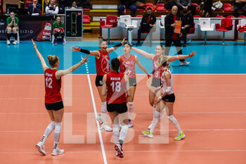 2023-02-01 - THY Istanbul players celebrate during CEV Cup women 2022/23 volleyball match between UYBA Unet E-Work Busto Arsizio and THY Istanbul at E-Work Arena, Busto Arsizio, Italy on February 01, 2023 - E-WORK BUSTO ARSIZIO VS THY ISTANBUL - CEV CUP WOMEN - VOLLEYBALL