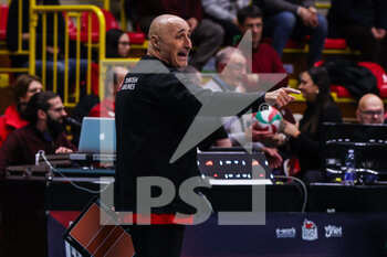 2023-02-01 - Marcello Abbondanza Head Coach of THY Istanbul gestures during CEV Cup women 2022/23 volleyball match between UYBA Unet E-Work Busto Arsizio and THY Istanbul at E-Work Arena, Busto Arsizio, Italy on February 01, 2023 - E-WORK BUSTO ARSIZIO VS THY ISTANBUL - CEV CUP WOMEN - VOLLEYBALL