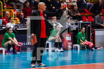 2023-02-01 - Marcello Abbondanza Head Coach of THY Istanbul gestures during CEV Cup women 2022/23 volleyball match between UYBA Unet E-Work Busto Arsizio and THY Istanbul at E-Work Arena, Busto Arsizio, Italy on February 01, 2023 - E-WORK BUSTO ARSIZIO VS THY ISTANBUL - CEV CUP WOMEN - VOLLEYBALL