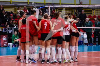 2023-02-01 - THY Istanbul players celebrate the victory at the end of the match during CEV Cup women 2022/23 volleyball match between UYBA Unet E-Work Busto Arsizio and THY Istanbul at E-Work Arena, Busto Arsizio, Italy on February 01, 2023 - E-WORK BUSTO ARSIZIO VS THY ISTANBUL - CEV CUP WOMEN - VOLLEYBALL