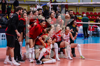 2023-02-01 - THY Istanbul team celebrate the victory at the end of the match during CEV Cup women 2022/23 volleyball match between UYBA Unet E-Work Busto Arsizio and THY Istanbul at E-Work Arena, Busto Arsizio, Italy on February 01, 2023 - E-WORK BUSTO ARSIZIO VS THY ISTANBUL - CEV CUP WOMEN - VOLLEYBALL
