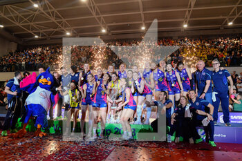 2023-04-12 - Savino Del Bene Scandicci players celebrate the victory of CEV Cup - FINAL - SAVINO DEL BENE SCANDICCI VS CS VOLEI ALBA BLAJ - CEV CUP WOMEN - VOLLEYBALL