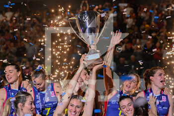 2023-04-12 - Savino Del Bene Scandicci players celebrate the victory of CEV Cup - FINAL - SAVINO DEL BENE SCANDICCI VS CS VOLEI ALBA BLAJ - CEV CUP WOMEN - VOLLEYBALL