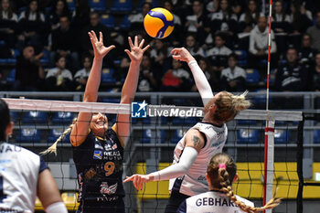 2023-11-14 - Madison Kingdon of Chieri '76 defend during Volley CEV W match between Reale Mutua Fener Chieri '76 and FKB Power Cats Dudingen Volley Freuen at PalaRuffini, Torino - REALE MUTUA FENERA CHIERI VS FKB POWER CATS DUDINGEN - CEV CUP WOMEN - VOLLEYBALL