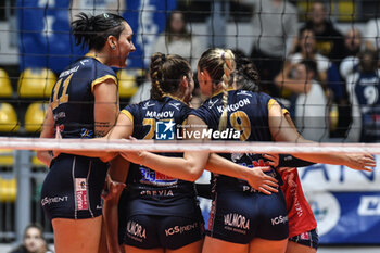 2023-11-14 - Chieri '76 celebrates point during Volley CEV Champions League match between Reale Mutua Fener Chieri '76 and FKB Power Cats Dudingen Volley Freuen at PalaRuffini, Torino - REALE MUTUA FENERA CHIERI VS FKB POWER CATS DUDINGEN - CEV CUP WOMEN - VOLLEYBALL