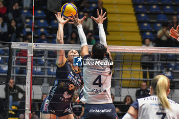 2023-11-14 - Madison Kingdon of Chieri '76 attack during Volley CEV Champions League match between Reale Mutua Fener Chieri '76 and FKB Power Cats Dudingen Volley Freuen at PalaRuffini, Torino - REALE MUTUA FENERA CHIERI VS FKB POWER CATS DUDINGEN - CEV CUP WOMEN - VOLLEYBALL