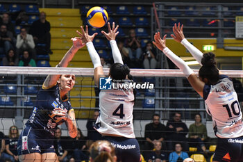 2023-11-14 - Martha Anthouli of Chieri '76 during Volley CEV Champions League match between Reale Mutua Fener Chieri '76 and FKB Power Cats Dudingen Volley Freuen at PalaRuffini, Torino - REALE MUTUA FENERA CHIERI VS FKB POWER CATS DUDINGEN - CEV CUP WOMEN - VOLLEYBALL