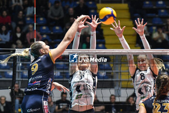 2023-11-14 - Madison Kingdon of Chieri '76 during Volley CEV Champions League match between Reale Mutua Fener Chieri '76 and FKB Power Cats Dudingen Volley Freuen at PalaRuffini, Torino - REALE MUTUA FENERA CHIERI VS FKB POWER CATS DUDINGEN - CEV CUP WOMEN - VOLLEYBALL