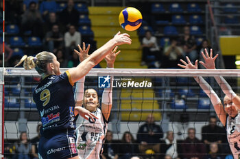 2023-11-14 - Madison Kingdon of Chieri '76 during Volley CEV Champions League match between Reale Mutua Fener Chieri '76 and FKB Power Cats Dudingen Volley Freuen at PalaRuffini, Torino - REALE MUTUA FENERA CHIERI VS FKB POWER CATS DUDINGEN - CEV CUP WOMEN - VOLLEYBALL