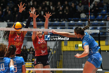 2023-12-07 - Zelenovic Jovana of Lajkov attack during CEV Volleyball Cup match between Reale Mutua Fenera Chieri '76 and Zeleznicar - Lajkov at PalaRuffini, Torino - REALE MUTUA TENERA CHIERI 76 VS ZELEZNICAR LAJKOVAC - CEV CUP WOMEN - VOLLEYBALL