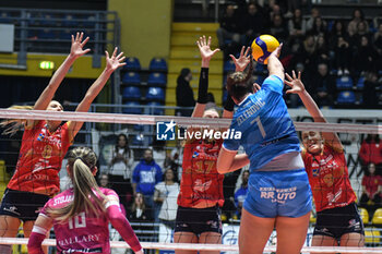2023-12-07 - Zelenovic Jovana of Lajkov attack during CEV Volleyball Cup match between Reale Mutua Fenera Chieri '76 and Zeleznicar - Lajkov at PalaRuffini, Torino - REALE MUTUA TENERA CHIERI 76 VS ZELEZNICAR LAJKOVAC - CEV CUP WOMEN - VOLLEYBALL