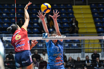 2023-12-07 - Avery Skinner of Chieri '76 in action during CEV Volleyball Cup match between Reale Mutua Fenera Chieri '76 and Zeleznicar - Lajkov at PalaRuffini, Torino - REALE MUTUA TENERA CHIERI 76 VS ZELEZNICAR LAJKOVAC - CEV CUP WOMEN - VOLLEYBALL