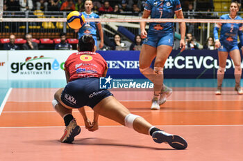 2023-12-07 - Avery Skinner of Chieri '76 save the ball during CEV Volleyball Cup match between Reale Mutua Fenera Chieri '76 and Zeleznicar - Lajkov at PalaRuffini, Torino - REALE MUTUA TENERA CHIERI 76 VS ZELEZNICAR LAJKOVAC - CEV CUP WOMEN - VOLLEYBALL