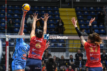 2023-12-07 - Zelenovic Jovana of Lajkov in action during CEV Volleyball Cup match between Reale Mutua Fenera Chieri '76 and Zeleznicar - Lajkov at PalaRuffini, Torino - REALE MUTUA TENERA CHIERI 76 VS ZELEZNICAR LAJKOVAC - CEV CUP WOMEN - VOLLEYBALL