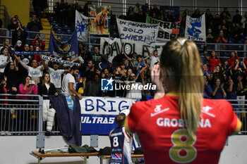 2023-12-07 - Reale Mutua Fenera Chieri '76 celebrates the victory with Chieri's fans after CEV Volleyball Cup match between Reale Mutua Fenera Chieri '76 and Zeleznicar - Lajkov at PalaRuffini, Torino - REALE MUTUA TENERA CHIERI 76 VS ZELEZNICAR LAJKOVAC - CEV CUP WOMEN - VOLLEYBALL