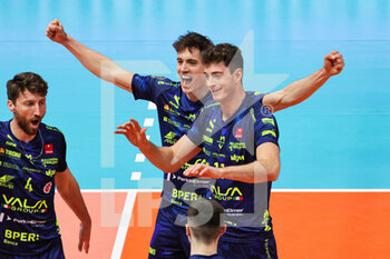 2023-02-15 - Tobias Krick and Tomas Rosseaux (Valsa Group Modena)(ACH Ljubljana) In action during the match of CEV Cup Volley Championship season 22/23 at Palapanini in Modena (Italy) - VALSA GROUP MODENA VS ACH LJUBLJANA - CEV CUP - VOLLEYBALL
