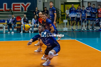 2023-11-29 - Stephen Maar (Vero Volley Monza) on defense during CEV Volleyball Cup Men 2024 match between Miny VeroVolley Monza and Sporting CP Lisbona at Opiquad Arena, Monza, Italy on November 29, 2023 - MINT VERO VOLLEY MONZA VS SPORTING LISBONA - CEV CUP - VOLLEYBALL