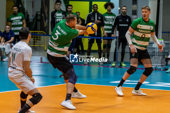 2023-11-29 - Jan Galabov (Sporting Lisbona) on defense during CEV Volleyball Cup Men 2024 match between Miny VeroVolley Monza and Sporting CP Lisbona at Opiquad Arena, Monza, Italy on November 29, 2023 - MINT VERO VOLLEY MONZA VS SPORTING LISBONA - CEV CUP - VOLLEYBALL