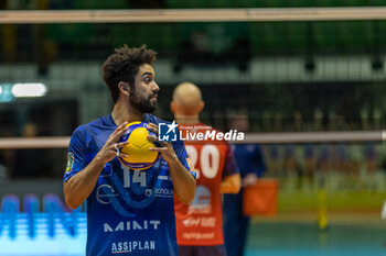 2023-11-29 - Fernando Kreling (Vero Volley Monza) at service during CEV Volleyball Cup Men 2024 match between Miny VeroVolley Monza and Sporting CP Lisbona at Opiquad Arena, Monza, Italy on November 29, 2023 - MINT VERO VOLLEY MONZA VS SPORTING LISBONA - CEV CUP - VOLLEYBALL