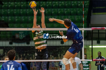 2023-11-29 - Attack of Eric Loeppky (Vero Volley Monza) during CEV Volleyball Cup Men 2024 match between Miny VeroVolley Monza and Sporting CP Lisbona at Opiquad Arena, Monza, Italy on November 29, 2023 - MINT VERO VOLLEY MONZA VS SPORTING LISBONA - CEV CUP - VOLLEYBALL
