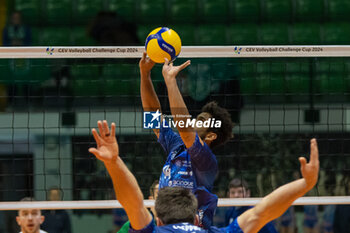 2023-11-29 - Fernando Kreling (Vero Volley Monza) in action during CEV Volleyball Cup Men 2024 match between Miny VeroVolley Monza and Sporting CP Lisbona at Opiquad Arena, Monza, Italy on November 29, 2023 - MINT VERO VOLLEY MONZA VS SPORTING LISBONA - CEV CUP - VOLLEYBALL