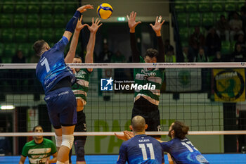 2023-11-29 - Spike of Stephen Maar (Vero Volley Monza) during CEV Volleyball Cup Men 2024 match between Miny VeroVolley Monza and Sporting CP Lisbona at Opiquad Arena, Monza, Italy on November 29, 2023 - MINT VERO VOLLEY MONZA VS SPORTING LISBONA - CEV CUP - VOLLEYBALL