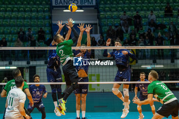 2023-11-29 - Attack of Tiago Militao Carvalho Ribeiro Pereira (Sporting Lisbona) during CEV Volleyball Cup Men 2024 match between Miny VeroVolley Monza and Sporting CP Lisbona at Opiquad Arena, Monza, Italy on November 29, 2023 - MINT VERO VOLLEY MONZA VS SPORTING LISBONA - CEV CUP - VOLLEYBALL