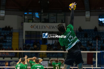 2023-11-29 - Tiago Enrique Barth (Sporting Lisbona) at service during CEV Volleyball Cup Men 2024 match between Miny VeroVolley Monza and Sporting CP Lisbona at Opiquad Arena, Monza, Italy on November 29, 2023 - MINT VERO VOLLEY MONZA VS SPORTING LISBONA - CEV CUP - VOLLEYBALL