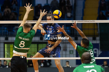 2023-11-29 - Spike of Thomas Beretta (Vero Volley Monza) during CEV Volleyball Cup Men 2024 match between Miny VeroVolley Monza and Sporting CP Lisbona at Opiquad Arena, Monza, Italy on November 29, 2023 - MINT VERO VOLLEY MONZA VS SPORTING LISBONA - CEV CUP - VOLLEYBALL