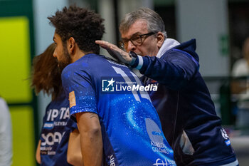 2023-11-29 - Head Coach Massimo Eccheli (Vero Volley Monza) with Fernando Kreling (Vero Volley Monza) during CEV Volleyball Cup Men 2024 match between Miny VeroVolley Monza and Sporting CP Lisbona at Opiquad Arena, Monza, Italy on November 29, 2023 - MINT VERO VOLLEY MONZA VS SPORTING LISBONA - CEV CUP - VOLLEYBALL