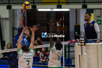 21/12/2023 - Spike of Arthur Szwarc (Vero Volley Monza) during CEV Volleyball Cup Men 2024 match between Mint VeroVolley Monza and Panathinaikos Athens at Opiquad Arena, Monza, Italy on December 21, 2023 - MINT VERO VOLLEY MONZA VS PANATHINAIKOS ATHENS - CHALLENGE CUP MEN - VOLLEY