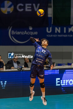 2023-12-21 - Ran Takahashi (Vero Volley Monza) at service during CEV Volleyball Cup Men 2024 match between Mint VeroVolley Monza and Panathinaikos Athens at Opiquad Arena, Monza, Italy on December 21, 2023 - MINT VERO VOLLEY MONZA VS PANATHINAIKOS ATHENS - CHALLENGE CUP MEN - VOLLEYBALL