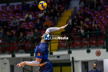 2023-12-21 - Stephen Maar (Vero Volley Monza) at service during CEV Volleyball Cup Men 2024 match between Mint VeroVolley Monza and Panathinaikos Athens at Opiquad Arena, Monza, Italy on December 21, 2023 - MINT VERO VOLLEY MONZA VS PANATHINAIKOS ATHENS - CHALLENGE CUP MEN - VOLLEYBALL