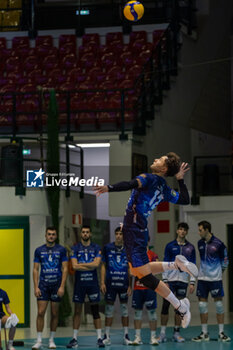 2023-12-21 - Ran Takahashi (Vero Volley Monza) at service during CEV Volleyball Cup Men 2024 match between Mint VeroVolley Monza and Panathinaikos Athens at Opiquad Arena, Monza, Italy on December 21, 2023 - MINT VERO VOLLEY MONZA VS PANATHINAIKOS ATHENS - CHALLENGE CUP MEN - VOLLEYBALL