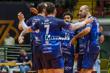 2023-12-21 - Happiness of Players of Mint Vero Volley Monza during CEV Volleyball Cup Men 2024 match between Mint VeroVolley Monza and Panathinaikos Athens at Opiquad Arena, Monza, Italy on December 21, 2023 - MINT VERO VOLLEY MONZA VS PANATHINAIKOS ATHENS - CHALLENGE CUP MEN - VOLLEYBALL